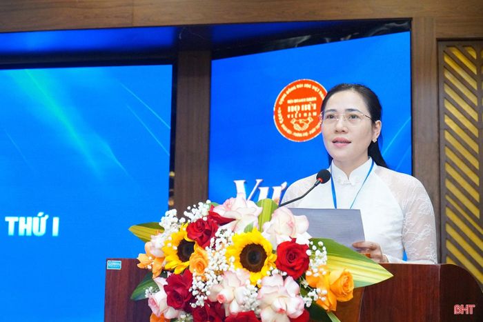 Bùi Thị Thu Hà trình bày dự thảo Nghị quyết Đại hội Câu lạc bộ Doanh nhân họ Bùi tỉnh Hà Tĩnh.