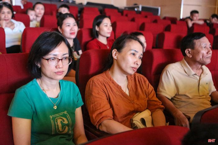 Khán giả xúc động theo dõi vở ca kịch "Khoảng trời con gái".