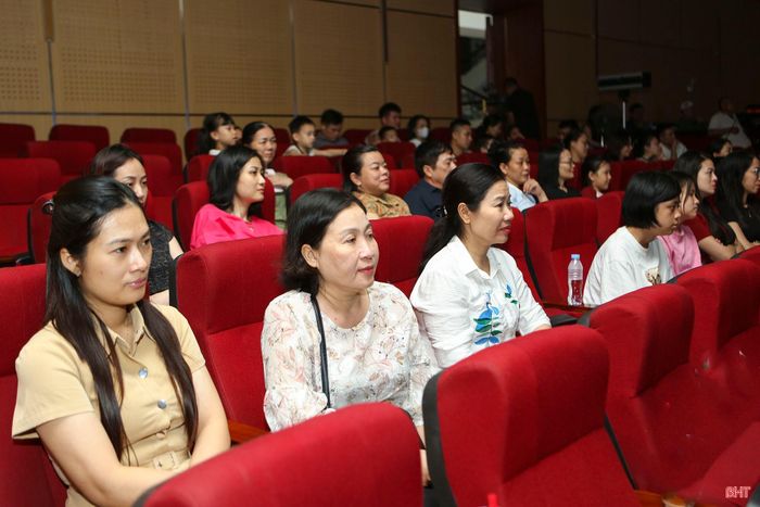 Lấy câu chuyện về 10 nữ anh hùng TNXP Tiểu đội 4, Đại đội 552 tại Ngã ba Đồng Lộc làm trung tâm, tác phẩm đưa khán giả trở về những năm tháng chiến tranh khốc liệt, nơi những cô gái tuổi mười tám, đôi mươi vừa làm nhiệm vụ giữa bom đạn, vừa giữ trong mình tình yêu cuộc sống, tình đồng đội và khát vọng hòa bình.