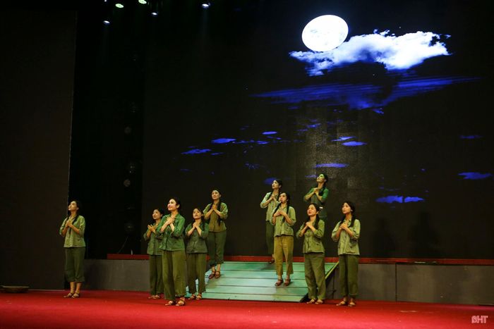 Qua ngôn ngữ sân khấu kết hợp với những làn điệu dân ca ví, giặm sâu lắng và tư liệu lịch sử, hình ảnh 10 nữ TNXP Đồng Lộc hiện lên hồn nhiên mà kiên cường, giàu tình cảm nhưng sẵn sàng đối mặt với hiểm nguy.