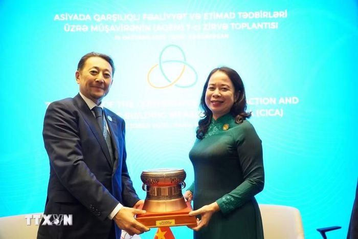 Phó Chủ tịch nước Võ Thị Ánh Xuân tặng bản sao trống đồng Đông Sơn để trưng bày tại CICA cho Tổng thư ký CICA Kairat Sarybay. (Ảnh: Tâm Hằng/TTXVN)