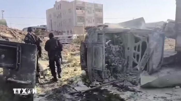 Binh sỹ Chính phủ Yemen gác tại hiện trường một vụ đánh bom tại Aden. (Ảnh: THX/TTXVN phát)