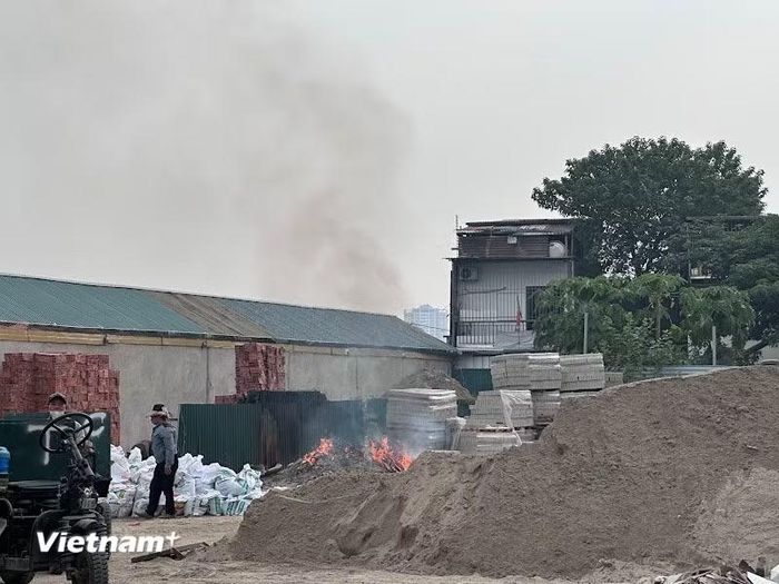  Trong cơ cấu nguồn gây ô nhiễm, đốt mở (bao gồm đốt rác và phụ phẩm nông nghiệp) chiếm 12%. (Ảnh: Long Vũ/Vietnam+) 