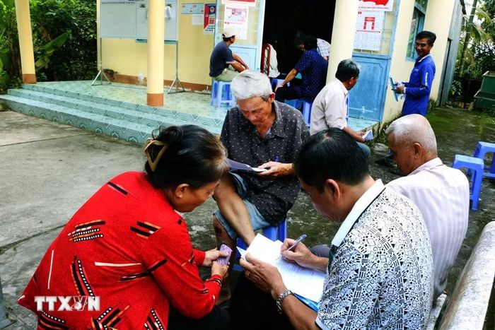 Nông dân khu vực 7, phường Vị Tân, thành phố Cần Thơ đăng ký tham gia mô hình sản xuất lúa chất lượng cao, phát thải thấp. (Ảnh: Duy Khương/TTXVN)