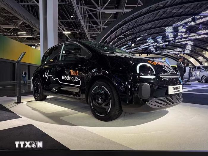 Một mẫu xe điện của hãng xe Pháp Renault được trưng bày tại Triển lãm ô tô thế giới Paris 2026 khai mạc ngày 12/10. (Ảnh: Hữu Chiến/TTXVN)