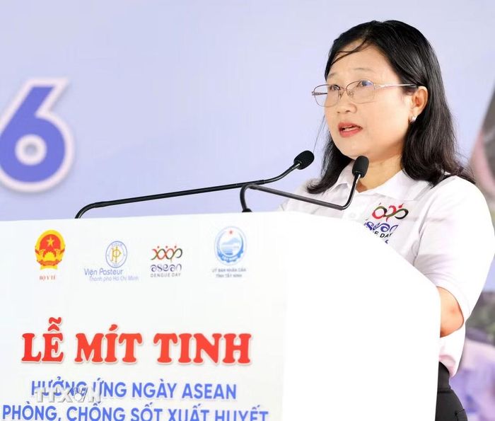 Bà Nguyễn Hoàng Uyên, Phó Giám đốc Sở Y tế Tây Ninh phát biểu tại Lễ míttinh hưởng ứng Ngày ASEAN phòng, chống sốt xuất huyết. (Ảnh: Thanh Bình/TTXVN)