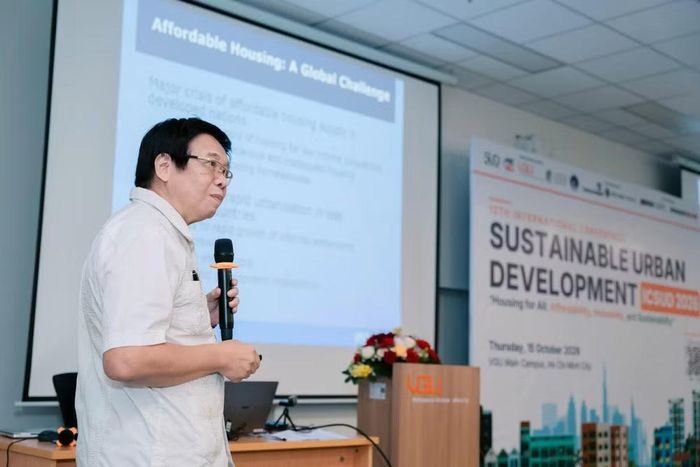 Tiến sĩ Nguyễn Quang, thuộc Chương trình Phát triển Định cư Con người Liên Hợp Quốc (UN-HABITAT), chia sẻ tại Hội thảo. (Ảnh: PV/Vietnam+)