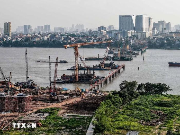 Công trường dự án xây dựng cầu Trần Hưng Đạo - công trình giao thông trọng điểm kết nối khu vực trung tâm với phía Đông thành phố. (Ảnh: Phạm Tuấn Anh/TTXVN)