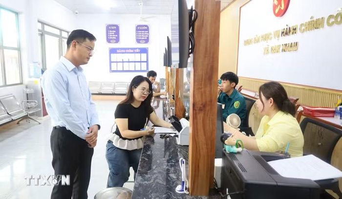 Nghị quyết số 30-NQ/TW nhấn mạnh việc tiếp tục xây dựng đội ngũ cán bộ các cấp và đổi mới căn bản, toàn diện công tác cán bộ, nhằm đáp ứng yêu cầu phát triển đất nước trong kỷ nguyên mới. (Ảnh: TTXVN)