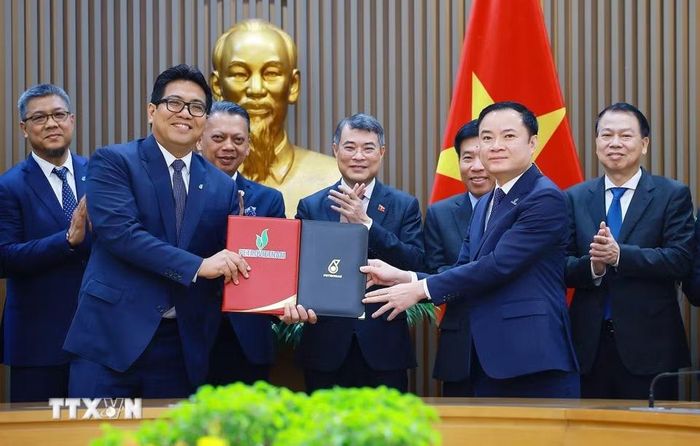 Thủ tướng Lê Minh Hưng chứng kiến trao Thỏa thuận Liên minh Chiến lược giữa Tập đoàn Công nghiệp-Năng lượng Quốc gia Việt Nam (PVN) và Tập đoàn Dầu khí Quốc gia Malaysia (PETRONAS). (Ảnh: Dương Giang/TTXVN) ​