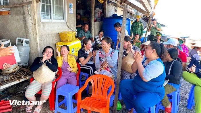 Niềm vui của các hộ dân trên đảo sau khi được kích hoạt các tài khoản định danh điện.(Ảnh: Chanh Đa/Vietnam+)