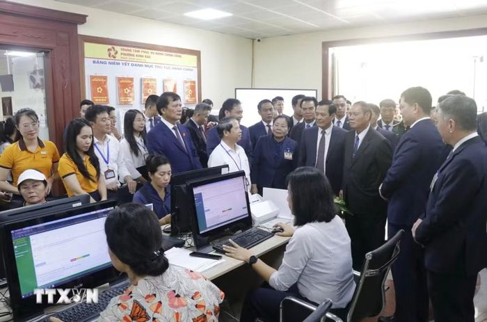 Các đại biểu tham quan Trung tâm phục vụ hành chính công phường Kinh Bắc. (Ảnh: Thanh Thương/TTXVN)
