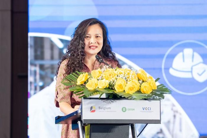 Bà Vũ Thị Quỳnh Hoa đưa ra những phân tích về mối tương quan giữa sức cạnh tranh và trách nhiệm xã hội. (Ảnh: Vietnam+)