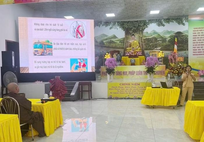 Tuyên truyền, phổ biến Luật An toàn giao thông cho tăng ni tại Hải Phòng. (Ảnh: Công an thành phố Hải Phòng)
