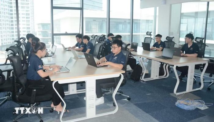 Các nhân viên làm việc tại Trung tâm R&D về công nghệ cao và chip bán dẫn. (Ảnh: Văn Dũng/TTXVN)