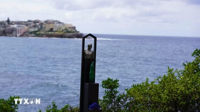 Một tác phẩm điêu khắc sắp đặt đương đại trên con đường đi bộ ven biển từ Bondi đến Tamarama. (Ảnh: Lê Đạt/TTXVN)