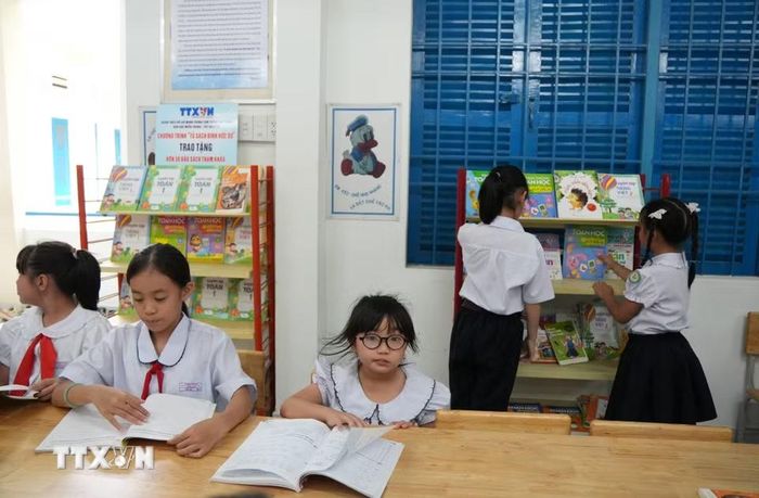 Tủ sách Đinh Hữu Dư là chương trình thiện nguyện do Đoàn Thanh niên TTXVN triển khai nhằm tưởng nhớ phóng viên Đinh Hữu Dư của TTXVN thiệt mạng khi tác nghiệp trong mưa bão tại Yên Bái, lần đầu về với phố biển Nha Trang. (Ảnh: Nguyễn Dũng/TTXVN)