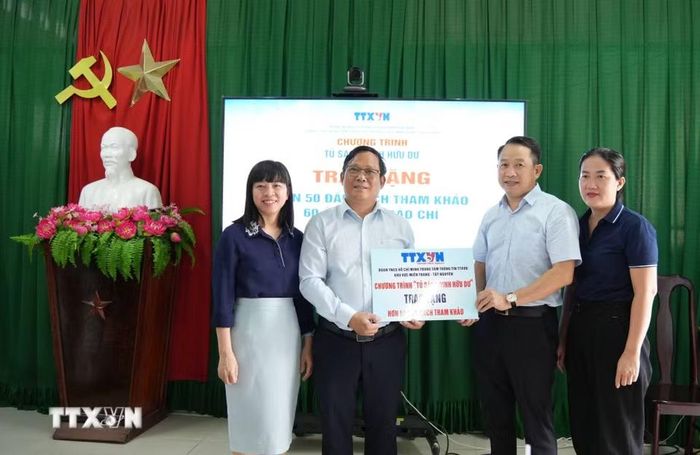 Ông Nguyễn Việt Dũng, Bí thư Đảng ủy, Giám đốc Trung tâm Thông tin Thông tấn xã Việt Nam khu vực miền Trung-Tây Nguyên cùng đơn vị tài trợ trao tặng tủ sách Đinh Hữu Dư cho Ban giám hiệu Trường Tiểu học Tây Nha Trang. (Ảnh: Nguyễn Dũng/TTXVN)