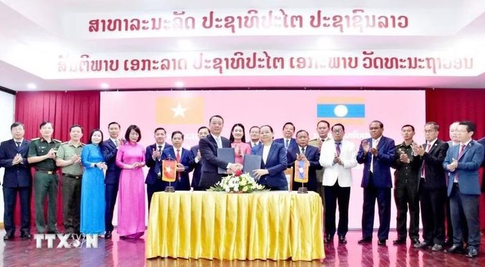 Ông Phan Thiên Định và bà Daovone Xaisoulien trao Biên bản Hội nghị cấp cao Hà Tĩnh-Savannakhet giai đoạn 2026-2029. (Ảnh: Xuân Tú/TTXVN)