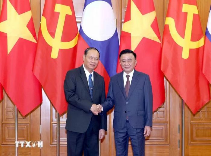 Đồng chí Trần Cẩm Tú, Ủy viên Bộ Chính trị, Thường trực Ban Bí thư và đồng chí Vilay Lakhamphong, Ủy viên Bộ Chính trị, Thường trực Ban Bí thư Lào. (Ảnh: Phương Hoa/TTXVN)