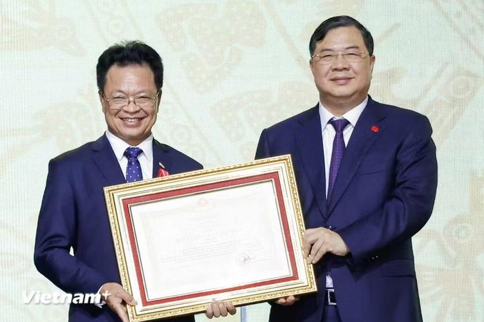 Phó Thủ tướng Phạm Gia Túc trao Huân chương Lao động hạng Ba cho Chủ tịch Hội đồng thành viên Tập đoàn Đường sắt Quốc gia Việt Nam. (Ảnh: Việt Hùng/Vietnam+)