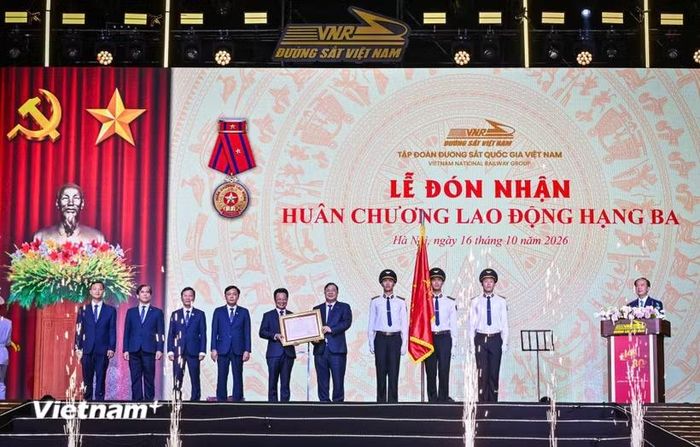 Phó Thủ tướng Thường trực Chính phủ Phạm Gia Túc trao Huân chương Lao động hạng Ba cho Tập đoàn Đường sắt Quốc gia Việt Nam. (Ảnh: Việt Hùng/Vietnam+)