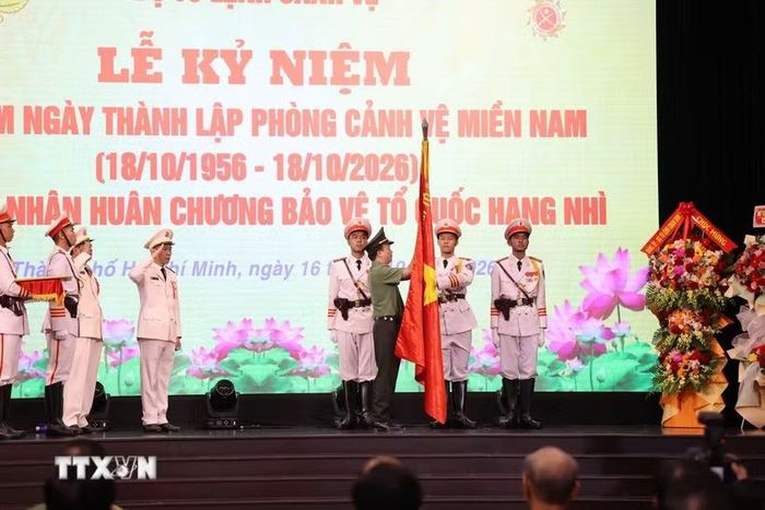 Thượng tướng Đặng Hồng Đức, Ủy viên Trung ương Đảng, Thứ trưởng Bộ Công an, thừa ủy quyền của Chủ tịch nước trao Huân chương Bảo vệ Tổ quốc hạng Nhì cho Phòng Cảnh vệ miền Nam. (Ảnh: Hồng Đạt/TTXVN)