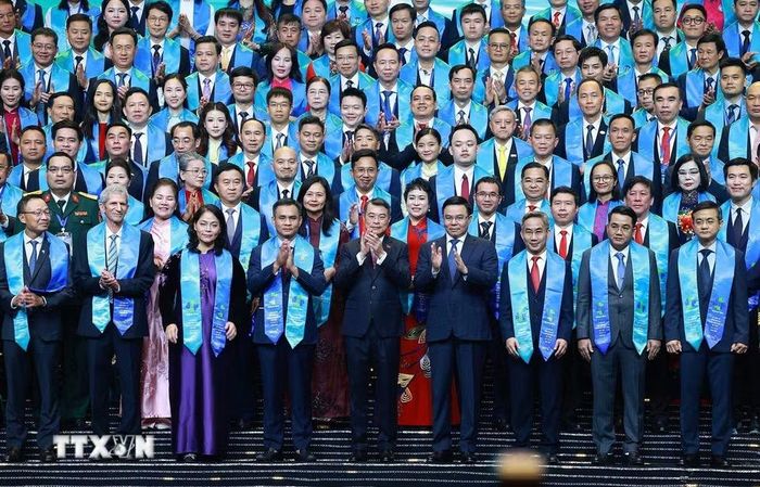 Thủ tướng Lê Minh Hưng với các doanh nghiệp được vinh danh sản phẩm đạt Thương hiệu quốc gia Việt Nam lần thứ 10 - năm 2026. (Ảnh: Dương Giang/TTXVN)