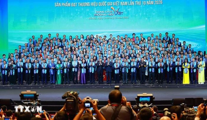 Thủ tướng Lê Minh Hưng với các doanh nghiệp được vinh danh sản phẩm đạt Thương hiệu quốc gia Việt Nam lần thứ 10 - năm 2026. (Ảnh: Dương Giang/TTXVN)