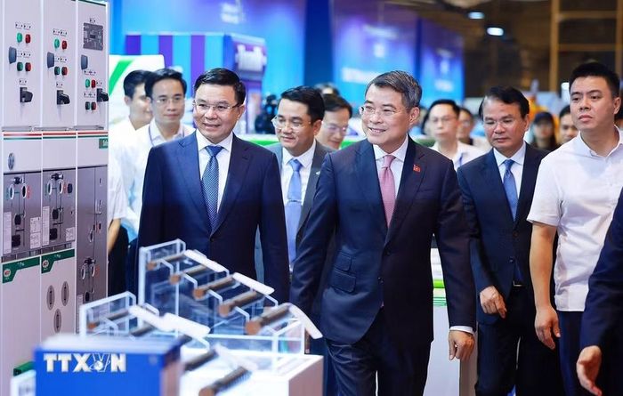 Thủ tướng Lê Minh Hưng tham quan các gian hàng trưng bày sản phẩm đạt Thương hiệu quốc gia. (Ảnh: Dương Giang/TTXVN)