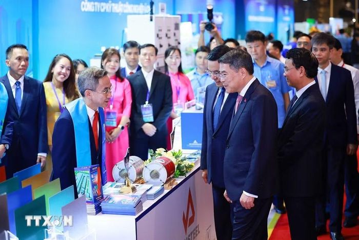 Thủ tướng Lê Minh Hưng tham quan các gian hàng trưng bày sản phẩm đạt Thương hiệu quốc gia. (Ảnh: Dương Giang/TTXVN)