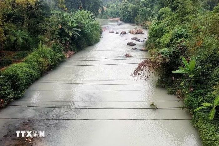 Tình trạng nước sông đổi màu bất thường diễn ra nhiều lần, mới nhất là vào sáng 16/10, nước sông đổi sang màu trắng sữa, đục ngầu. (Ảnh: TTXVN phát)