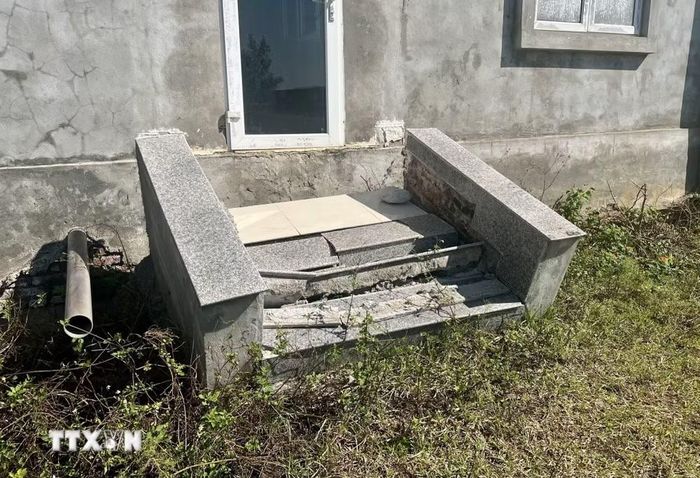 Bậc thang lên tòa nhà điều hành bị sụt lún, tách khỏi tường, nhiều vị trí nứt toác. (Ảnh: Nguyên Linh/TTXVN)