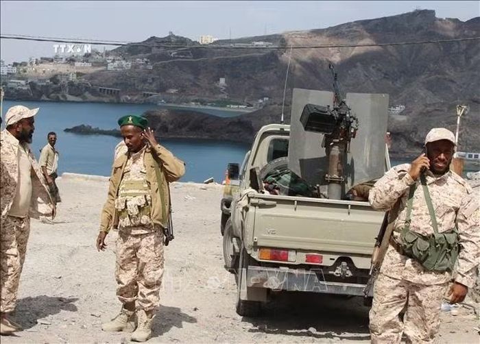 Lực lượng trung thành với Hội đồng Lãnh đạo Tổng thống Yemen (PLC) canh gác tại thành phố Aden. Ảnh: THX/TTXVN phát