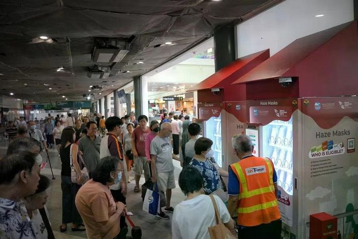 Người dân xếp hàng dài chờ mua khẩu trang N95 do tình trạng khói mù vẫn tiếp diễn tại Singapore. Ảnh: The Straits Times