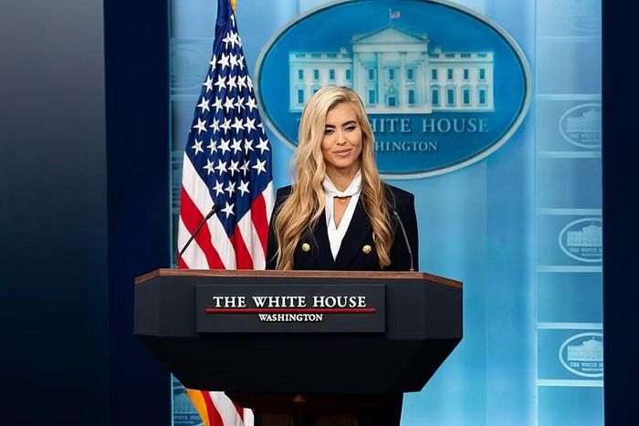 Thư ký báo chí Nhà Trắng Katie Zacharia tổ chức buổi họp báo đầu tiên tại Phòng họp báo James S. Brady của Nhà Trắng, ngày 13/10/2026. Ảnh: Wikimedia Commons