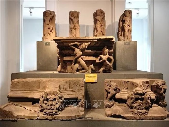 Phù điêu Apsara Trà Kiệu, bảo vật quốc gia được trưng bày giới thiệu tại Bảo tàng Điêu khắc Chăm Đà Nẵng.