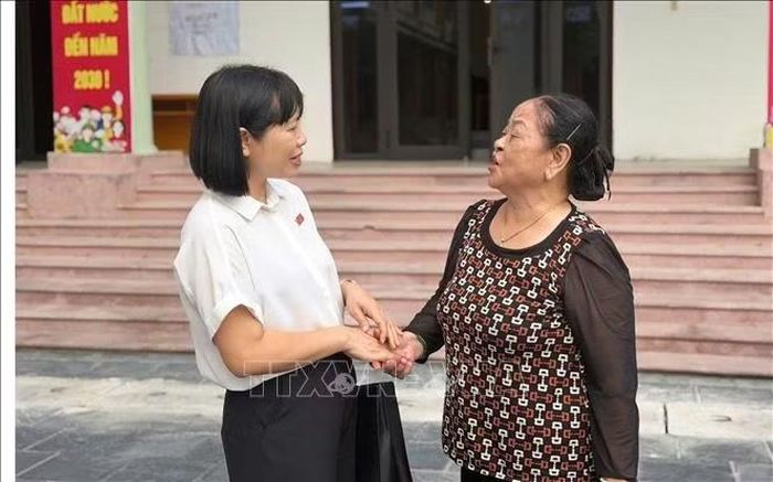 Đại biểu Quốc hội Nguyễn Thị Việt Nga (trái) trò chuyện với cử tri.