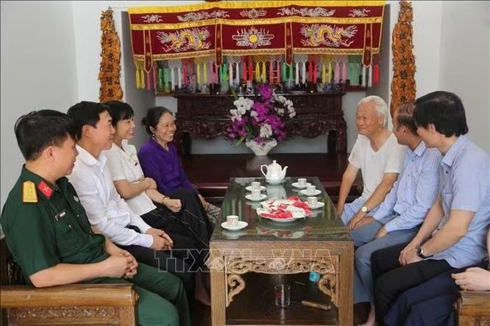 Đại biểu Quốc hội Nguyễn Thị Việt Nga (thứ 3, trái sang) cùng Đoàn Đại biểu Quốc hội Hải Phòng tặng quà gia đình chính sách.