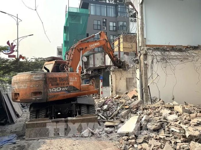 Với giải phóng mặt bằng, theo lãnh đạo Bộ Tài chính, yêu cầu trước hết là đẩy nhanh bồi thường, hỗ trợ, tái định cư và hoàn thiện hồ sơ để bàn giao ngay những phần mặt bằng đủ điều kiện thi công. Không nên chờ hoàn thành toàn bộ mặt bằng mới tổ chức thi công, mà cần tạo điều kiện để nhà thầu triển khai cuốn chiếu, duy trì khối lượng liên tục. Ảnh: Quốc Lũy/TTXVN