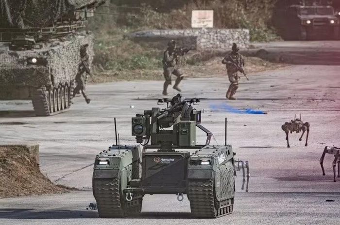 Các hệ thống không người lái bao gồm thiết bị bay không người lái, phương tiện không người lái đa năng và robot bốn chân di chuyển xuyên qua màn khói trong một buổi trình diễn tác chiến tại Yangpyeong, tỉnh Gyeonggi, vào ngày 14/10. Ảnh: Lục quân Hàn Quốc