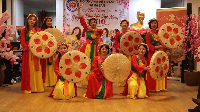 Tham gia lễ hội, nhiều chị em và nhiều nhóm có nhiều tiết mục đặc sắc. Ảnh: Đại sứ quán Việt Nam tại Hà Lan