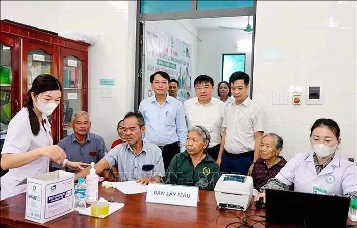 Khám cấp thuốc miễn phí cho nhân dân tại xã Cẩm Bình.