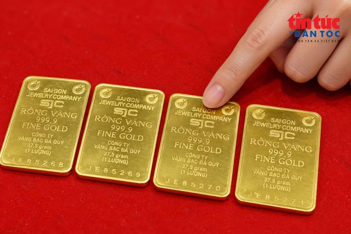 Giá vàng miếng SJC sáng 16/10 giữ mức bán ra 143,3 triệu đồng/lượng.