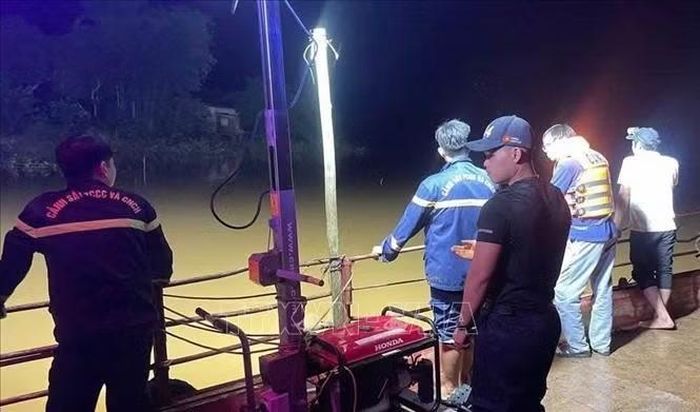 Lực lượng chức năng triển khai công tác tìm kiếm người đàn ông nghi mất tích dưới lòng hồ tại khu vực bến đò thuộc thôn Hưng Vượng, xã Bù Đăng, thành phố Đồng Nai, đêm 15/10.