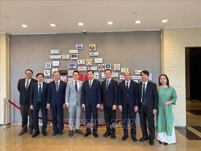 Đồng chí Nguyễn Long Hải và đoàn công tác trong cuộc gặp ông Desmond Choo - Quốc vụ khanh Bộ Quốc phòng Singapore (PAP), và ông Lee Hong Chuang - Nghị sĩ Quốc hội Singapore. Ảnh: TTXVN phát