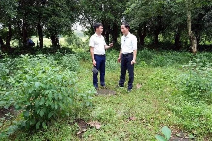 Ông Lê Phước Hiếu, Phó Trưởng phòng Kinh tế xã Cồn Tiên (bên phải), trao đổi về hiện trạng và nguyện vọng phục dựng di tích miếu thờ Chúa Tiên Nguyễn Hoàng.