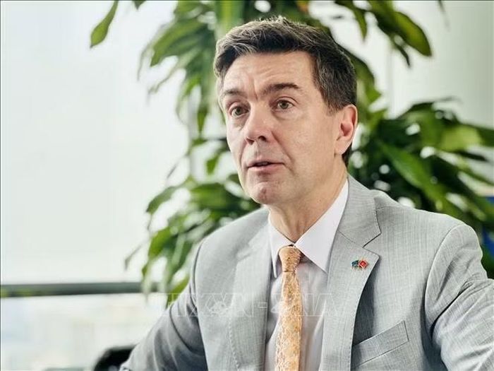 Đại sứ Liên minh Châu Âu (EU) tại Việt Nam Julien Guerrier trả lời phỏng vấn của phóng viên Thông tấn xã Việt Nam (TTXVN) về quan hệ hợp tác Việt Nam - EU.