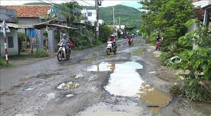 Tuyến đường ĐT649 qua địa bàn thôn Phú Lương, Tuy An Đông, bị xuống cấp nghiêm trọng.