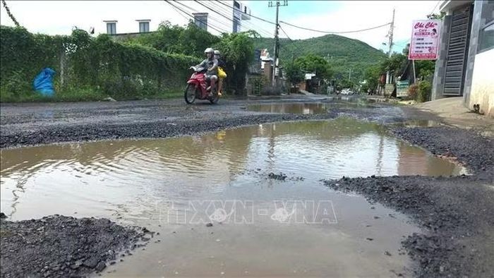 Người dân di chuyển khó khăn trên tuyến đường ĐT649 qua địa bàn thôn Phú Lương, Tuy An Đông.